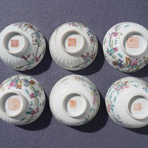 Six bols couverts sur supports en porcelaine de Chine famille rose, 19ème — photo 19