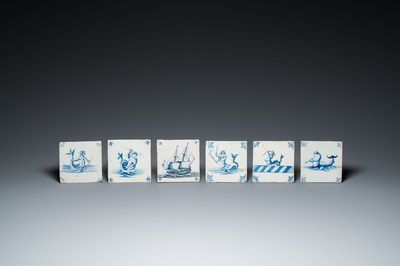 Six carreaux en faïence de Delft en bleu et blanc aux monstres marins et un bateau, 17ème