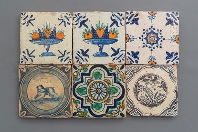 Six carreaux en faïence de Delft polychrome et en bleu et blanc, 16/17ème