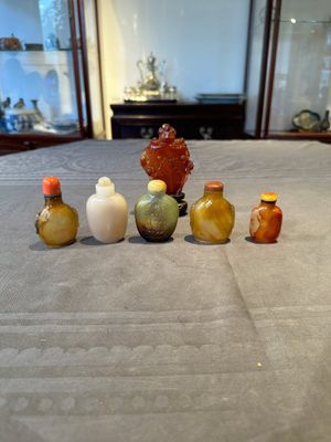 Six Chinese agate, jade and glass snuff bottles, 19/20th C. — photo 1