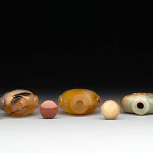 Six Chinese agate, jade and glass snuff bottles, 19/20th C. — photo 13
