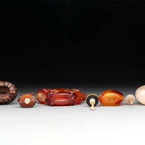 Six Chinese agate, jade and glass snuff bottles, 19/20th C. — photo 8