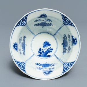 Six Chinese blue and white bowls on stands, Kangxi — 照片 4