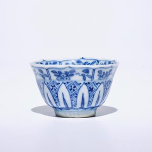 Six Chinese blue and white cups and saucers with figures in a garden, Kangxi — 照片 7