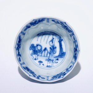 Six Chinese blue and white cups and saucers with figures in a garden, Kangxi — 照片 8