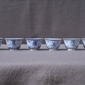 Six Chinese blue and white cups and saucers with floral design, Kangxi — 照片 6