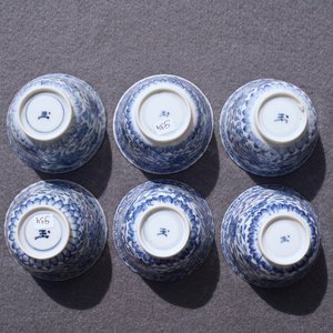 Six Chinese blue and white cups and saucers with floral design, Kangxi — 照片 7