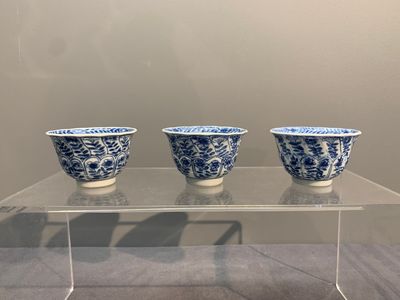 Six Chinese blue and white cups and saucers with floral design, Kangxi — photo 11