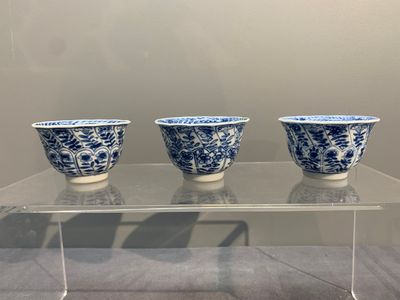 Six Chinese blue and white cups and saucers with floral design, Kangxi — photo 12