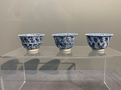 Six Chinese blue and white cups and saucers with floral design, Kangxi — photo 13
