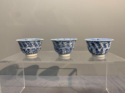 Six Chinese blue and white cups and saucers with floral design, Kangxi — photo 14