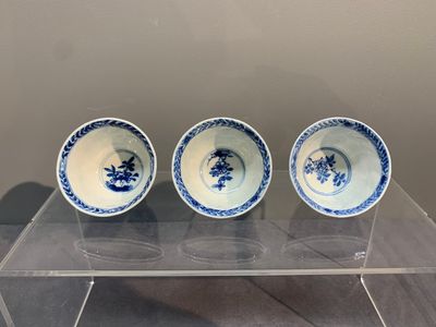 Six Chinese blue and white cups and saucers with floral design, Kangxi — photo 15