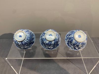 Six Chinese blue and white cups and saucers with floral design, Kangxi — photo 16