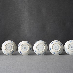 Six Chinese blue and white cups and saucers with horseriders, Kangxi — 照片 21