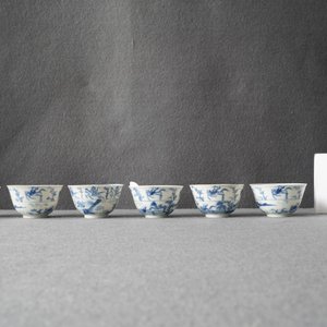 Six Chinese blue and white cups and saucers with horseriders, Kangxi — 照片 23