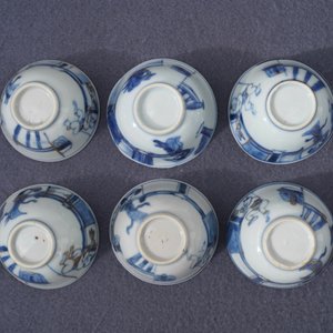 Six Chinese blue and white cups and seven saucers with gilded design, Kangxi/Yongzheng — 照片 15