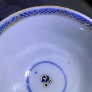 Six Chinese blue and white cups and seven saucers with gilded design, Kangxi/Yongzheng — 照片 33