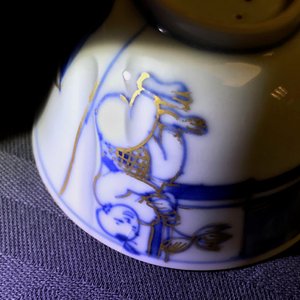 Six Chinese blue and white cups and seven saucers with gilded design, Kangxi/Yongzheng — 照片 34