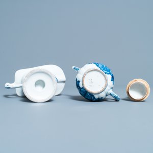 Six Chinese blue and white dishes, a teapot and a helmet-shaped jug, Kangxi and later — 照片 13