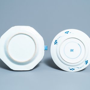 Six Chinese blue and white dishes, a teapot and a helmet-shaped jug, Kangxi and later — 照片 3