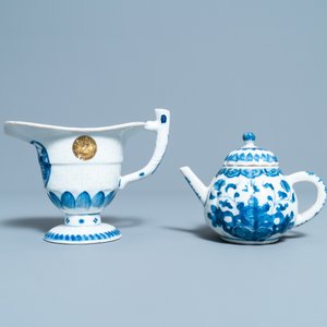 Six Chinese blue and white dishes, a teapot and a helmet-shaped jug, Kangxi and later — 照片 8