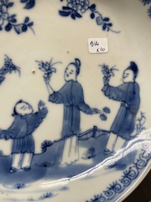 Six Chinese blue and white 'floral' bowls, a pair of dishes, a saucer and an iron-red-decorated plate, Qianlong — photo 15