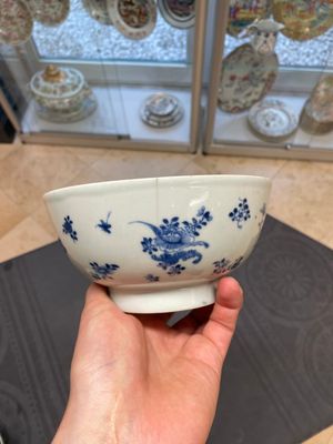 Six Chinese blue and white 'floral' bowls, a pair of dishes, a saucer and an iron-red-decorated plate, Qianlong — photo 24