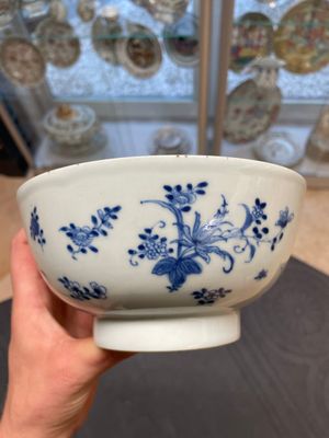Six Chinese blue and white 'floral' bowls, a pair of dishes, a saucer and an iron-red-decorated plate, Qianlong — photo 25