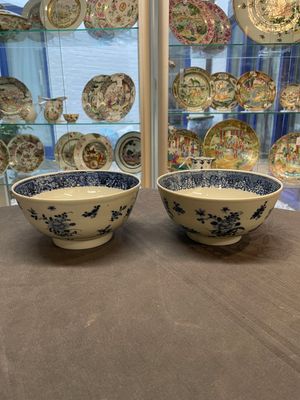 Six Chinese blue and white 'floral' bowls, a pair of dishes, a saucer and an iron-red-decorated plate, Qianlong — photo 27