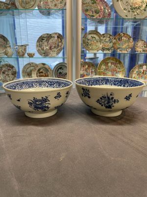 Six Chinese blue and white 'floral' bowls, a pair of dishes, a saucer and an iron-red-decorated plate, Qianlong — photo 32