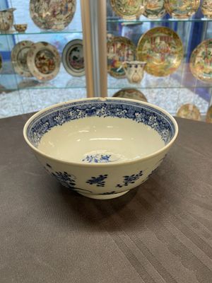 Six Chinese blue and white 'floral' bowls, a pair of dishes, a saucer and an iron-red-decorated plate, Qianlong — photo 34