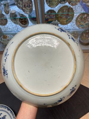 Six Chinese blue and white 'floral' bowls, a pair of dishes, a saucer and an iron-red-decorated plate, Qianlong — photo 7