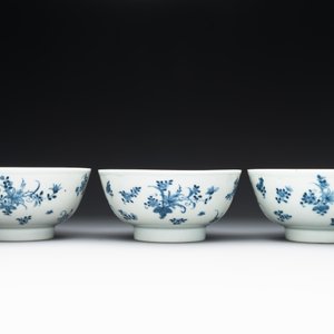 Six Chinese blue and white 'floral' bowls, a pair of dishes, a saucer and an iron-red-decorated plate, Qianlong — photo 11