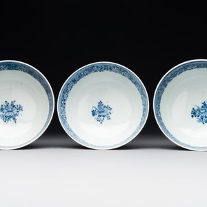Six Chinese blue and white 'floral' bowls, a pair of dishes, a saucer and an iron-red-decorated plate, Qianlong — photo 12