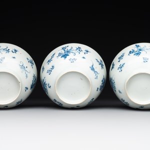 Six Chinese blue and white 'floral' bowls, a pair of dishes, a saucer and an iron-red-decorated plate, Qianlong — photo 13
