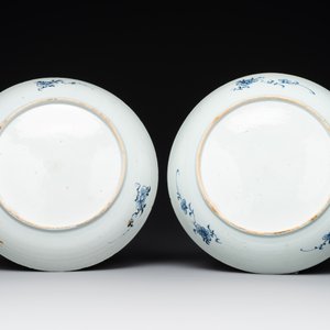 Six Chinese blue and white 'floral' bowls, a pair of dishes, a saucer and an iron-red-decorated plate, Qianlong — photo 3