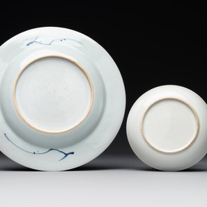 Six Chinese blue and white 'floral' bowls, a pair of dishes, a saucer and an iron-red-decorated plate, Qianlong — photo 5
