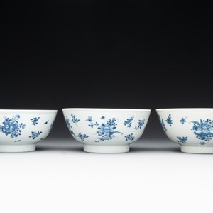 Six Chinese blue and white 'floral' bowls, a pair of dishes, a saucer and an iron-red-decorated plate, Qianlong — photo 6