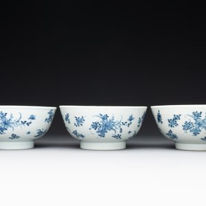Six Chinese blue and white 'floral' bowls, a pair of dishes, a saucer and an iron-red-decorated plate, Qianlong — photo 7