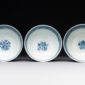 Six Chinese blue and white 'floral' bowls, a pair of dishes, a saucer and an iron-red-decorated plate, Qianlong — photo 8