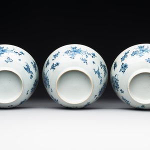 Six Chinese blue and white 'floral' bowls, a pair of dishes, a saucer and an iron-red-decorated plate, Qianlong — photo 9