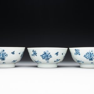 Six Chinese blue and white 'floral' bowls, a pair of dishes, a saucer and an iron-red-decorated plate, Qianlong — photo 10