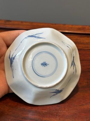 Six Chinese blue and white flower-shaped 'sanduo' cups and saucers, lingzhi mark, Kangxi — 照片 12