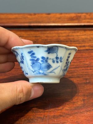 Six Chinese blue and white flower-shaped 'sanduo' cups and saucers, lingzhi mark, Kangxi — 照片 2