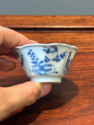 Six Chinese blue and white flower-shaped 'sanduo' cups and saucers, lingzhi mark, Kangxi — 照片 3