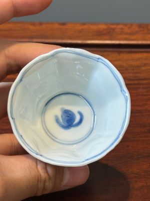 Six Chinese blue and white flower-shaped 'sanduo' cups and saucers, lingzhi mark, Kangxi — 照片 5