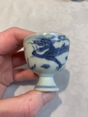 Six Chinese blue and white 'Hatcher cargo' stem cups with dragons, Transitional period — photo 17