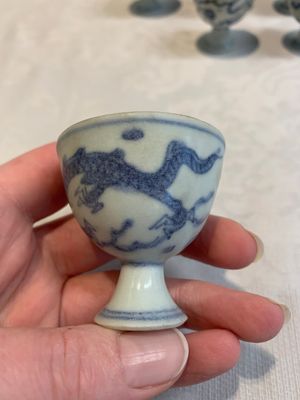 Six Chinese blue and white 'Hatcher cargo' stem cups with dragons, Transitional period — photo 3