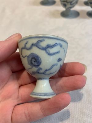 Six Chinese blue and white 'Hatcher cargo' stem cups with dragons, Transitional period — photo 4