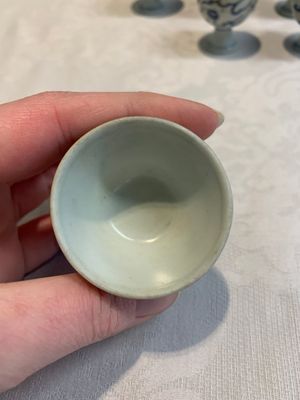 Six Chinese blue and white 'Hatcher cargo' stem cups with dragons, Transitional period — photo 5